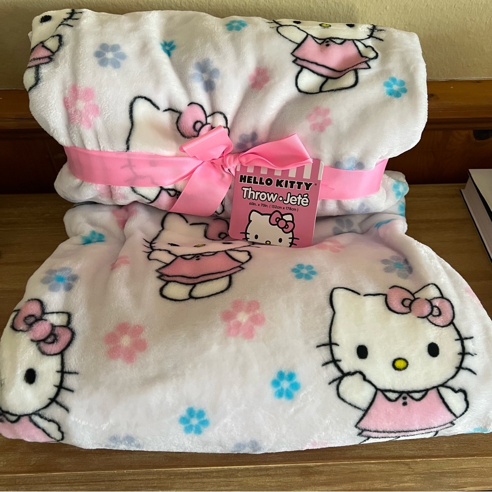 Sanrio Hello Kitty Spring 2024 throw blanket - Picture 3 of 8